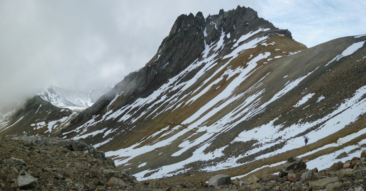 Pointe des Angelières : surplombant la traversée venant du Col de La Chapelle