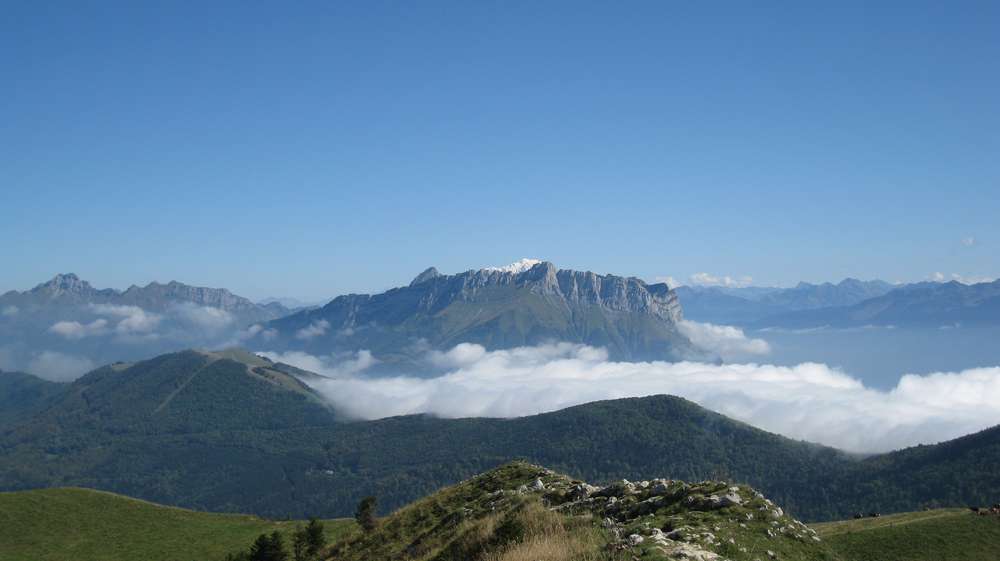 Dent d'Arclusaz : un petit bout de grand Mont Blanc juste derriere