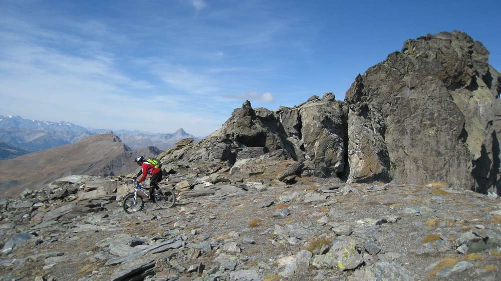 début de la descente devant le sommet de Rocca Bianca