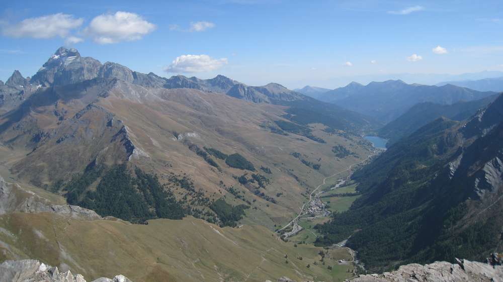 vers l'Italie : en contre bas, la route du col Agnel vue de Rocca Bianca