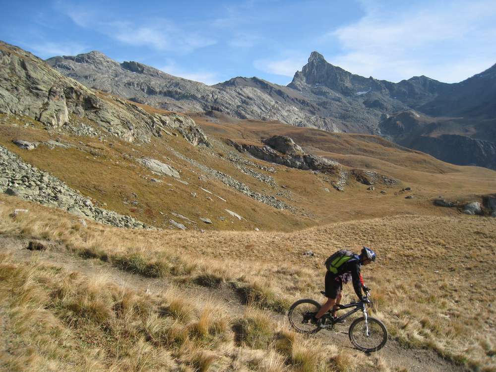 lumière d'automne : le sentier est interminable