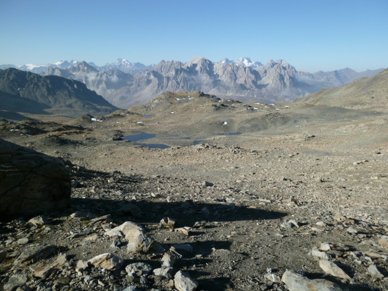 Les Lacs de la Madeleine : belle montée dans ce milieu strictement minéral (Les Ecrins en toile de fond)