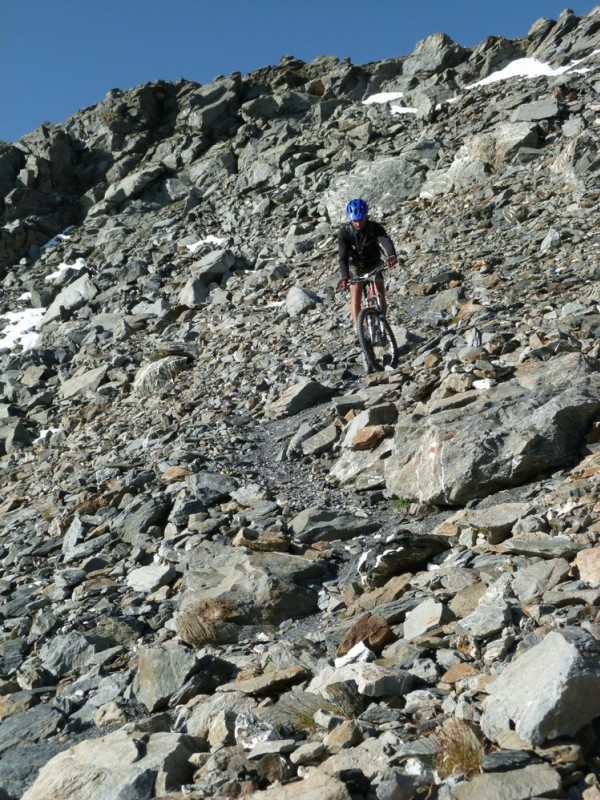 Col des Muandes coté Est : pierreux ... très pierreux