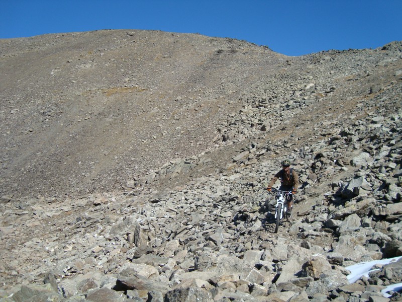 Tour Pic du Lac Blanc : si, si y'a bien un sentier qui descend de là-haut.