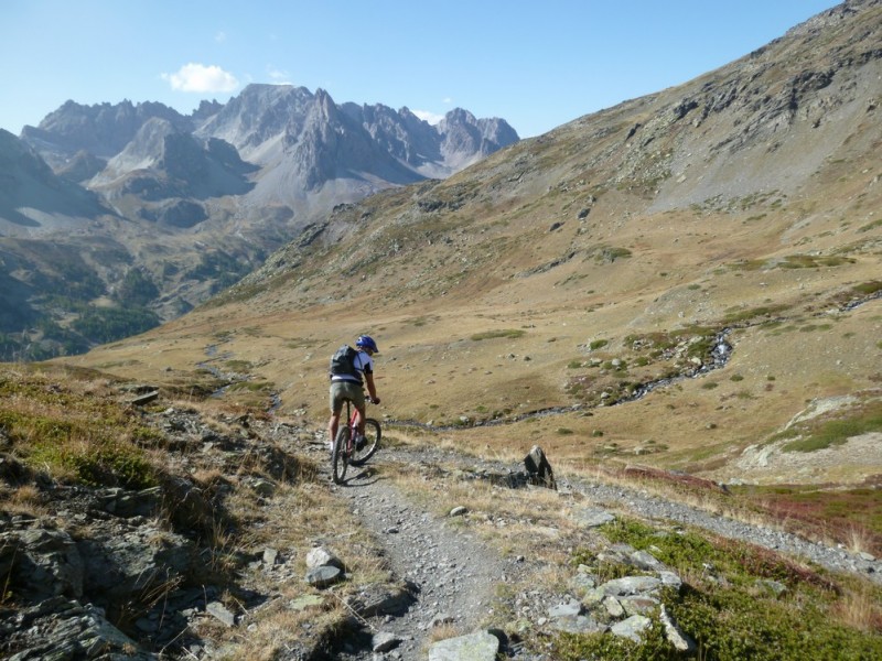 du facile bien lisse : sur le chemin de ronde. La remontée se termine après la traversée sur le versant opposé.