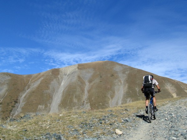 Sommet en vue : On devine la descente dans la bande herbeuse à gauche du plus grand éboulis gris