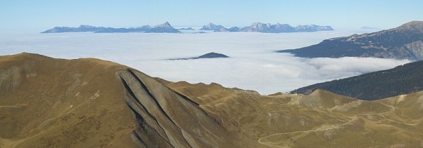 Au sommet : Panorama *** sur le Grand Serre, la Chartreuse, Chamrousse...