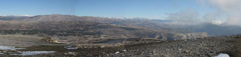 Panorama : Vue sur le Mercantour enneigé.