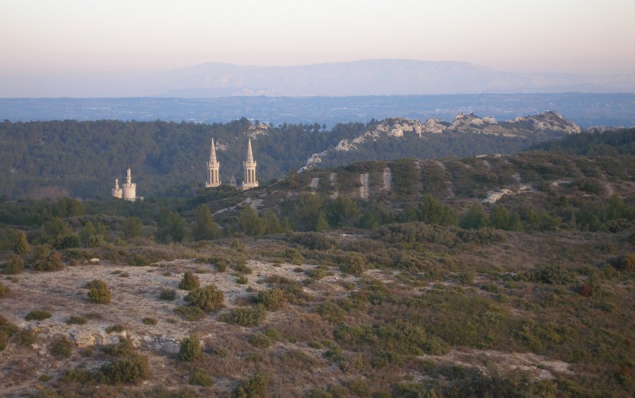 #8 Frigolet : L Frigolet : L'abbaye et le petit Luberon en arrière plan