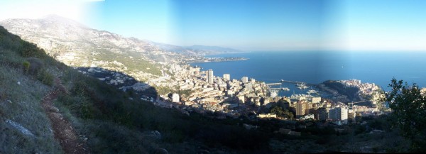 Panorama : Vue durant la descente sur Grima. De gauche à droite le Mont Agel, Le mont Gros qui se termine dans la mer par le Cap Martin, puis la principauté de Monaco en premier plan.