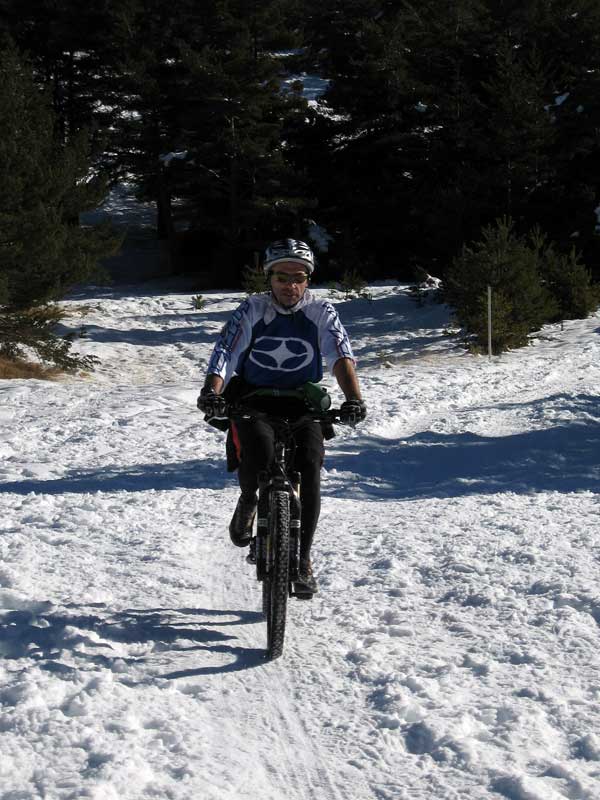 vtt de fond : hugues dans la partie damée de la descente.