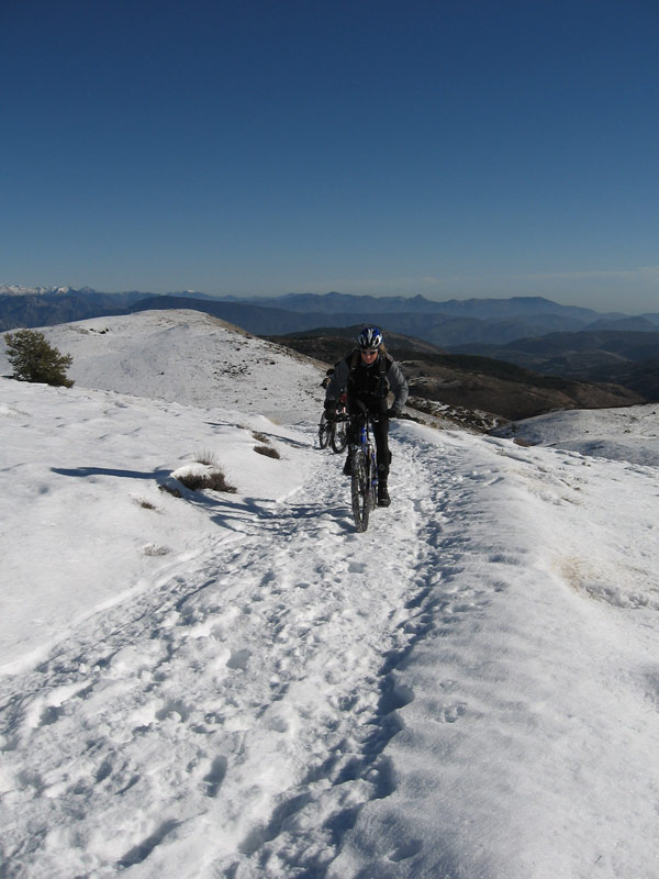 Chris à la peine : quelques mètres sur le vélo...