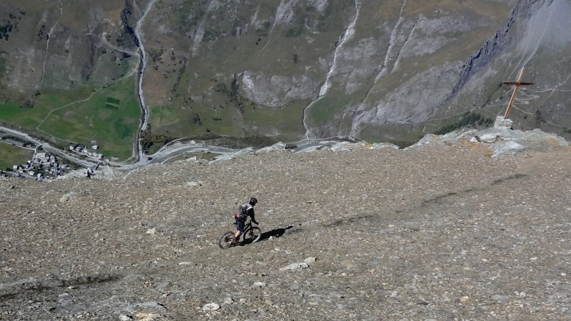 Descente vers une croix : que l'on regarde ordinairement 1200m plus bas ;) (et qui ouvre la porte à un couloir très rarement en condition)