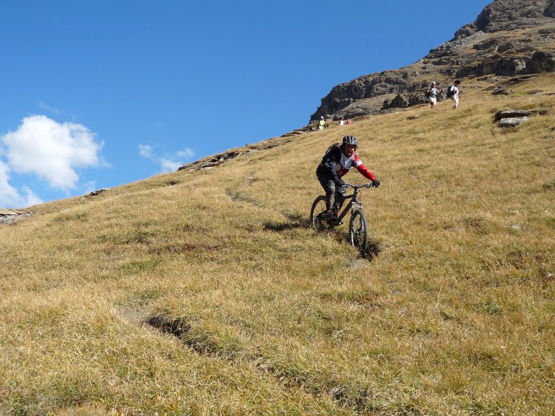 Moi je me fais doubler : à la montée ... Mais BDS lui double à la descente... Va comprendre ;)