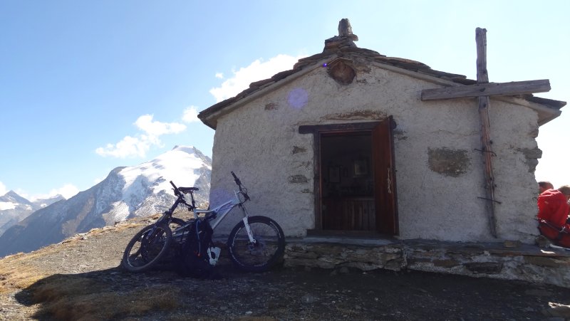 Une vue extérieur de ce haut - : lieu de pèlerinage