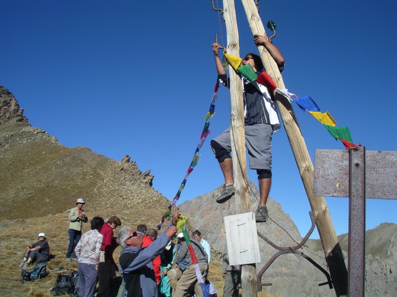 #3 col de Mallemort : installation des drapeaux (Léo fait le singe) col de Mallemort : installation des drapeaux (Léo fait le singe)