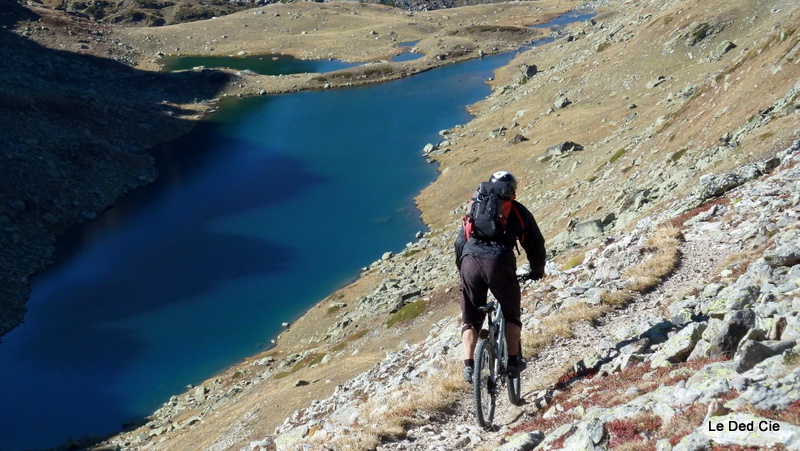 Lac des Bataillères : Gilles sur le sentier (caillouteux) qui descend sur le lac et le refuge des Marches.