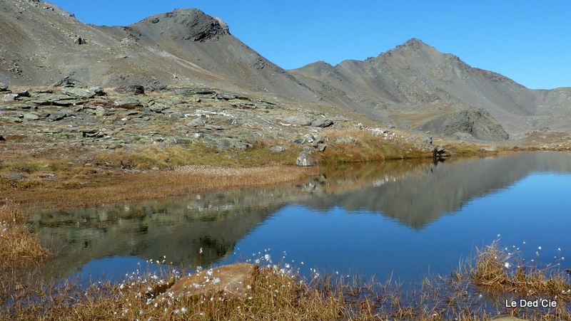 Lac Long : Reflets et sérénité.