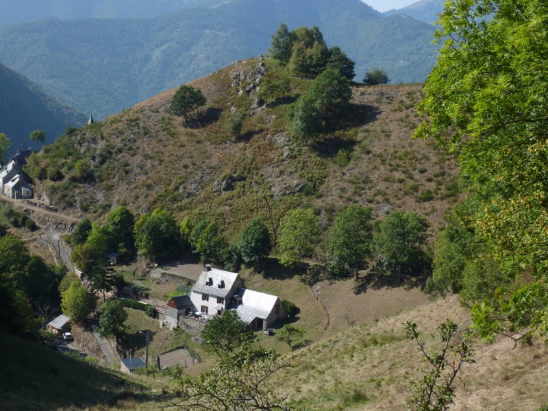 #11 Ardengost : Arrivée au dessus du village bien caché au creux d Ardengost : Arrivée au dessus du village bien caché au creux d'un vallon; en dessous, encore 400 m de single en sous bois.