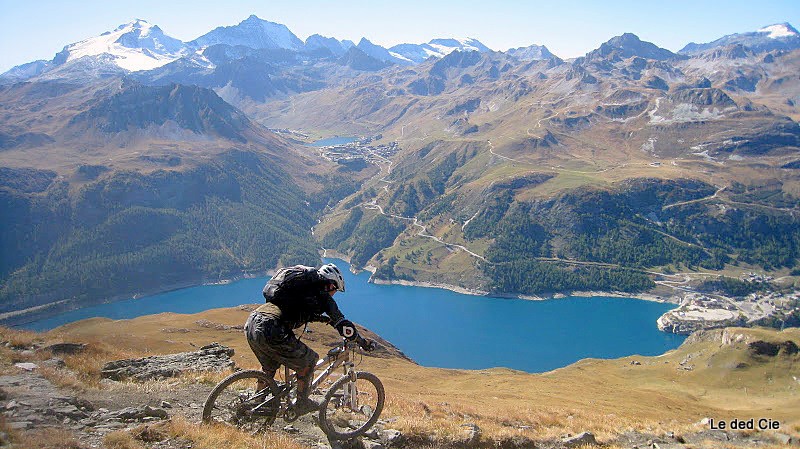 #5 Lac du Chevril : le monotrace plonge sur le lac. Et nous avec Lac du Chevril : le monotrace plonge sur le lac. Et nous avec
