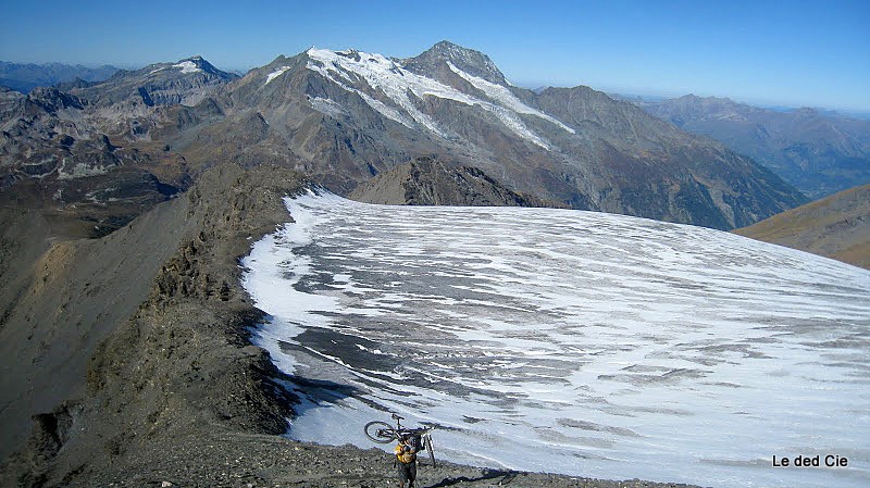 Le ded : Portage bien sanguin à partir de 3300m vite oublié par le paysage environnant et le glacier de la Sassière omniprésent