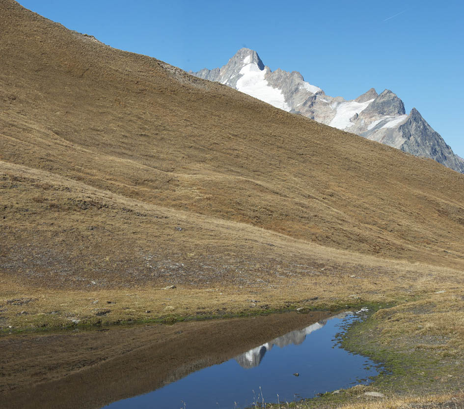 Pointe de la Belle Combe : Petit lac pendant la traversée sous le sommet