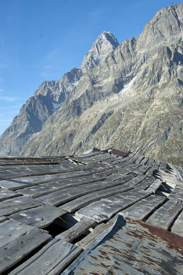 Pointe de la Belle Combe : Bergerie de tsa de jean damon et grandes Jorasses dans le fond