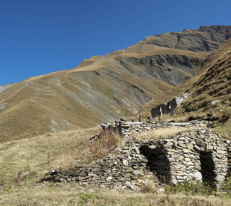 Pointe de la Belle Combe : Bergerie de Belle Combe désot et la pente descendue auparavent