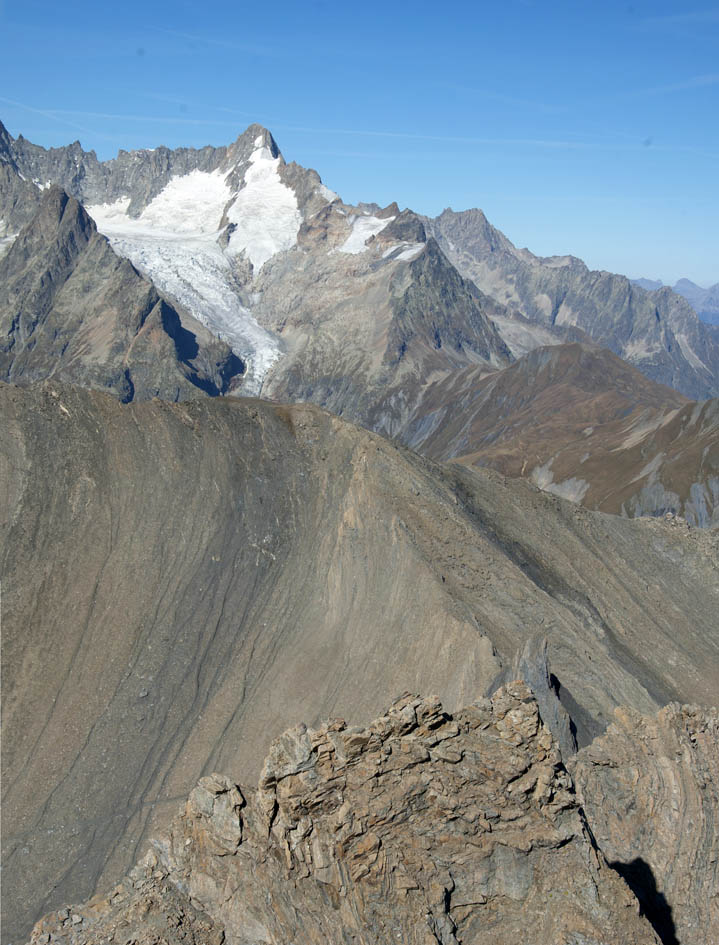 #12 Aiguille d Aiguille d'Artanavaz : Du sommet, vue sur le Mont Dolent Dans l'échancrure, le col de Malatra