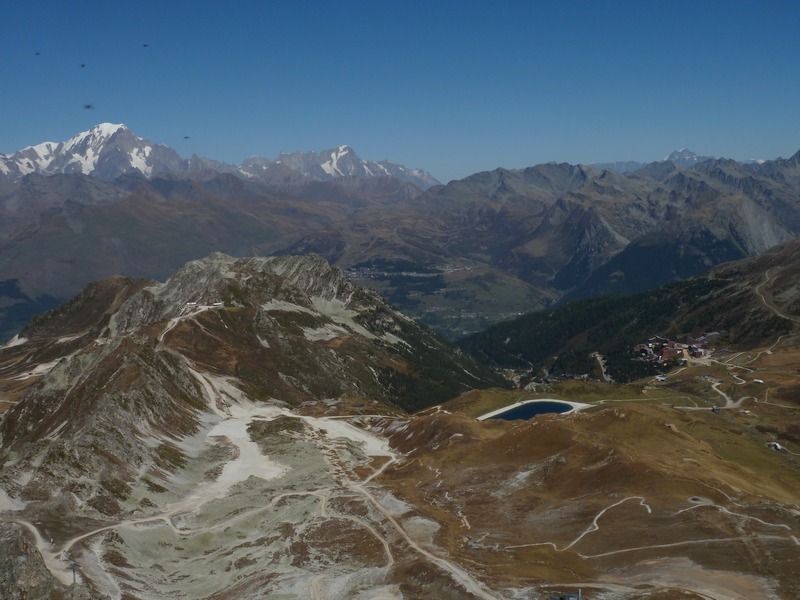 Aiguille Grive : Vers le N: Mont Blanc, Les Arcs 2000 et des bombardiers qui arrivent de l'ouest?