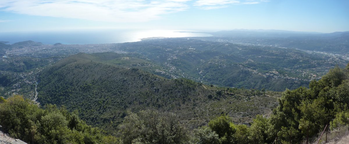 #1 Vue sur la baie des Anges : Il y a pire comme point de vue.
NB : Le GR 5 qui file en contrebas sur la crête... Vue sur la baie des Anges : Il y a pire comme point de vue.
NB : Le GR 5 qui file en contrebas sur la crête...