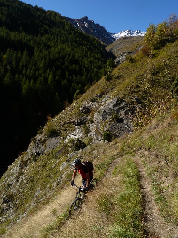 Les Solèdes : Patch dans une épingle typique de cette descente