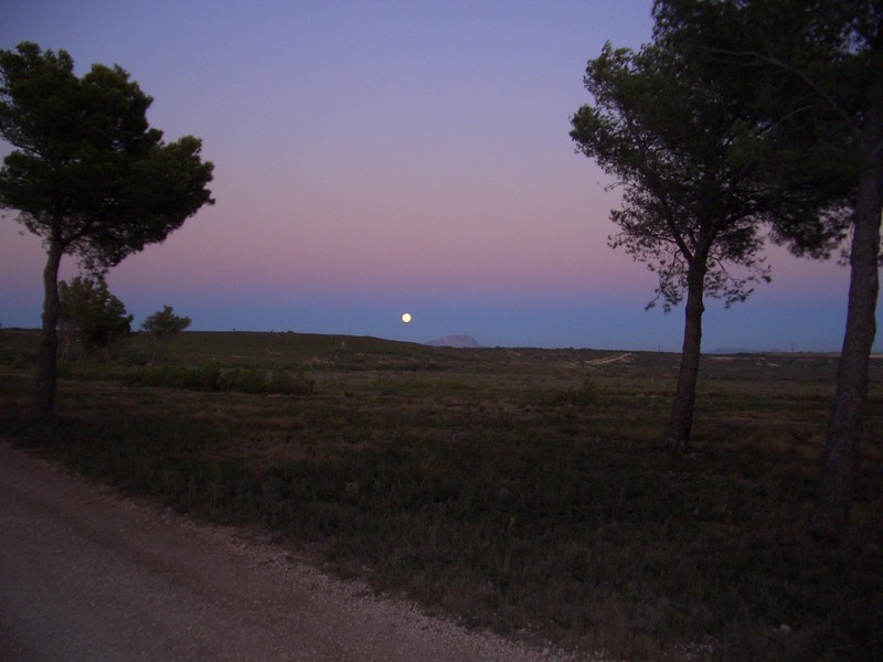 levé de lune / la ste victoire : Superbe levé de lune sur la Sainte Victoire (13) lors de la fin du parcours