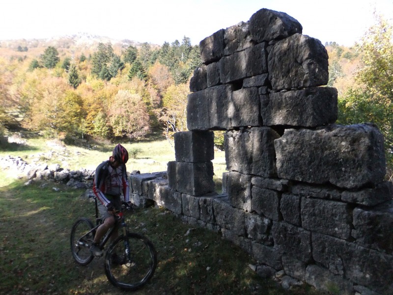 Temple Maya : Tof se recueille...