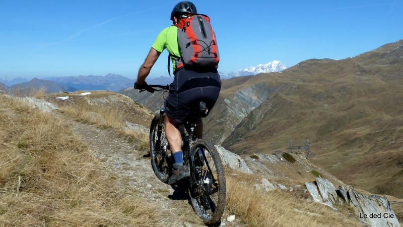 le Perronet : Bertrand sur fond de Mont Blanc file sur le petit col des Encombres