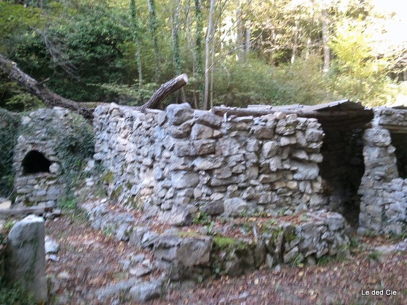 #2 Ruines : Si un ermite passe par là, c Ruines : Si un ermite passe par là, c'est juste au dessus de Pénatières...