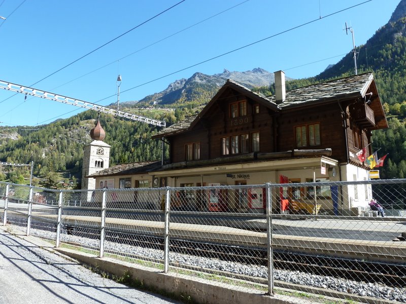 St Niklaus : La gare Matterhorn-Gothardbahn de St Niklaus