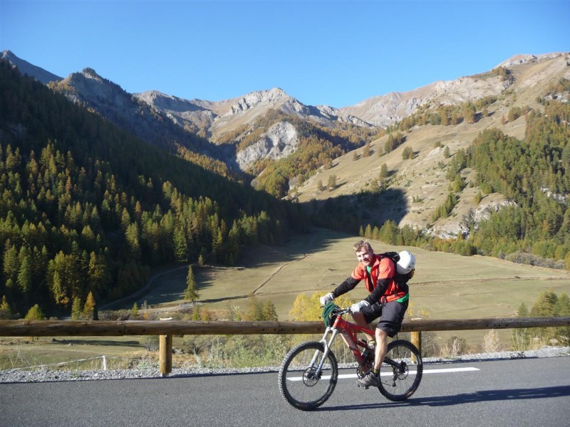 #2 Col Vieux en traversée : David, en mode sourire sur fond de col des Estronques, au programme du lendemain... Col Vieux en traversée : David, en mode sourire sur fond de col des Estronques, au programme du lendemain...