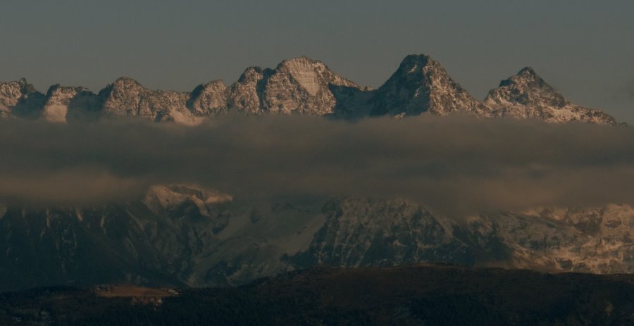 #4 Un filet de nuages : sur Belledonne vêtue de sa première couche hivernale Un filet de nuages : sur Belledonne vêtue de sa première couche hivernale