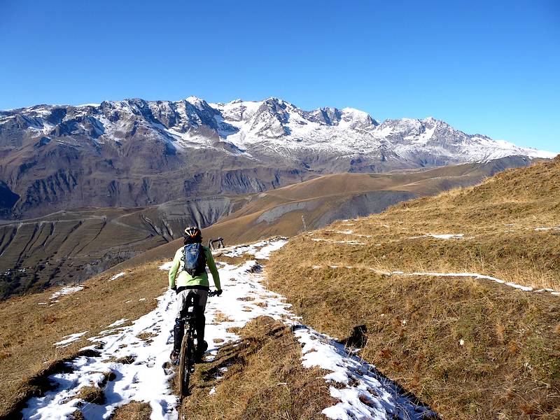 #9 GR54 : début de la descente avec de la neige sur le sentier GR54 : début de la descente avec de la neige sur le sentier