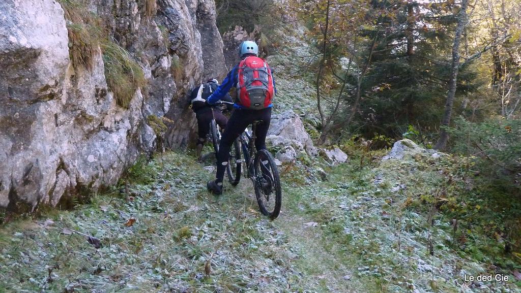 #4 Vallon de Pratcel : Sentier rendu par la fine couche de givre. Déjà qu Vallon de Pratcel : Sentier rendu par la fine couche de givre. Déjà qu'avec le lapiaz ce n'est pas du grip à 100% :)