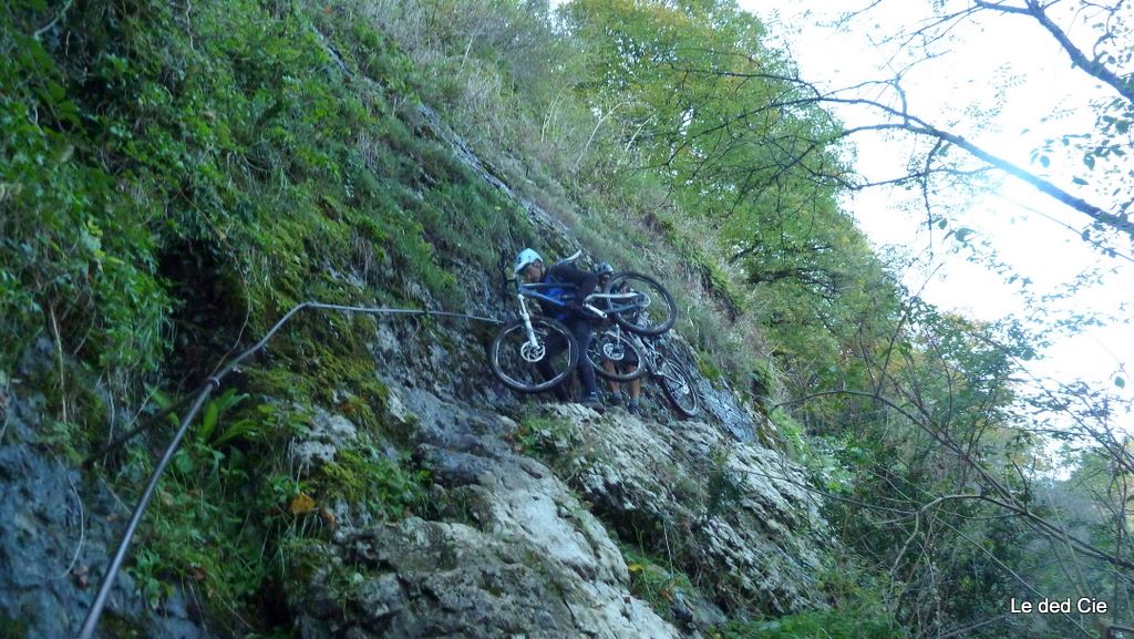 #13 Le Gruau : Passage cablé en amont de la cascade de Glézy.
Marches humides et zippantes avec les cales. Attention! Le Gruau : Passage cablé en amont de la cascade de Glézy.
Marches humides et zippantes avec les cales. Attention!