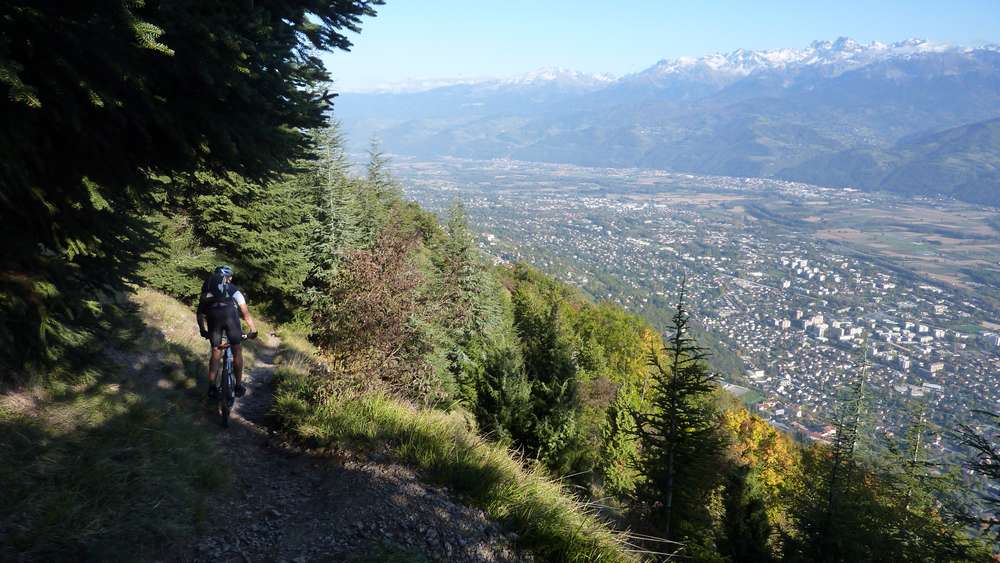 #8 Bec du Corbeau : le sentier plonge dans la vallée Bec du Corbeau : le sentier plonge dans la vallée