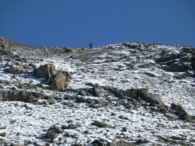 Claudius au portage : ... en direction du sommet.