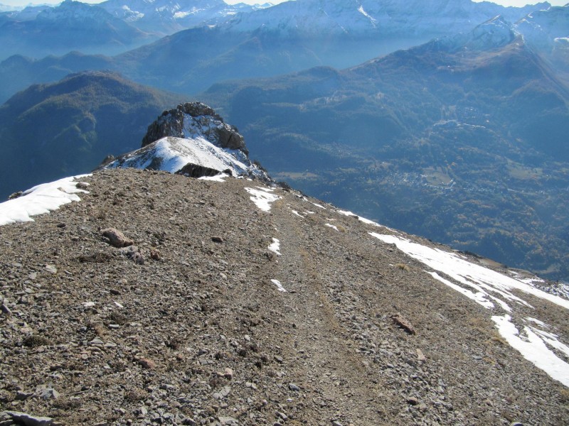 la tête d'Aval plus bas : y a du base jump , là !