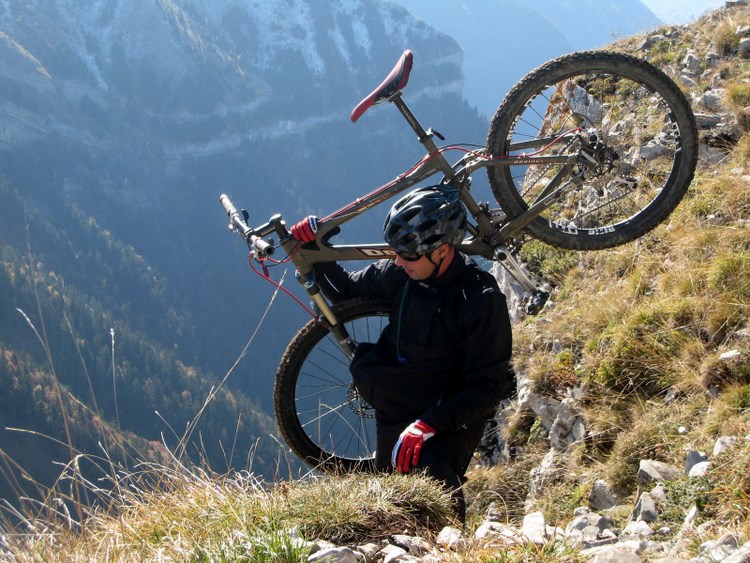 Crux : Escalade avec vélo pour le passage rocheux final