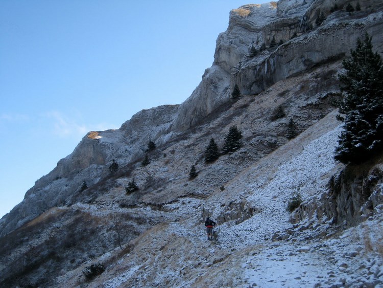 Côté nord... : ...y'a du givre/neige qui rends la progression glissante.