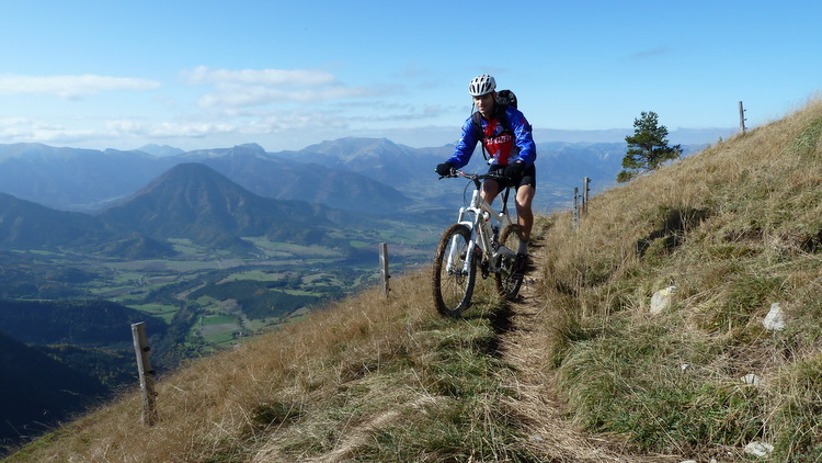 Arrivée au col de la Brêche : La sortie de la forêt nous réchauffe largement aux rayons du soleil