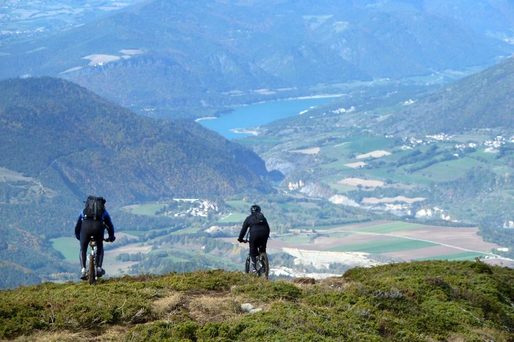 #8 Crête vers la Mure : Belle vue plongeante avant la boue du versant Est Crête vers la Mure : Belle vue plongeante avant la boue du versant Est