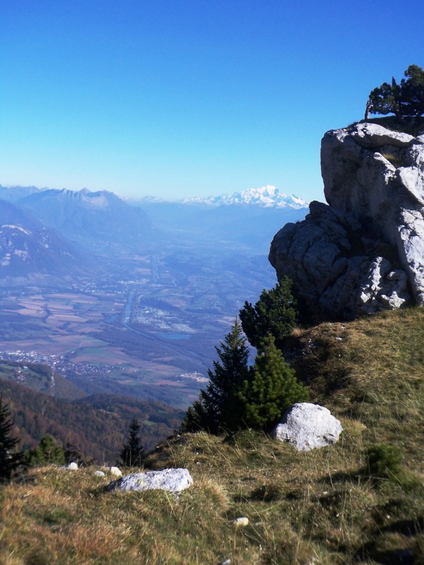 #13 le mont blanc : il a lair bien seul au millieu le mont blanc : il a lair bien seul au millieu
